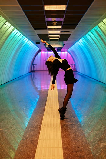 Mladá žena, tunel, barevná světla, taneční póze, Osvětlený tunel, odvážná pozice, zářivé barvy, moderní tunel, městské fotografie, módní fotografie, neonová světla