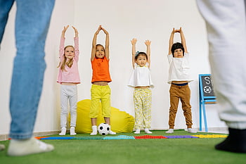 Copiii care fac exerciții fizice, Exercițiu interior, Grup divers, fitness distractiv, Activități școlare, Fitness pentru copii, exercițiu de grup, stil de viata sanatos, sănătatea copiilor, Exercițiu în clasă, educație fizică