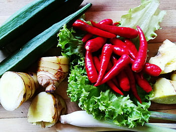 punainen chilipippuri, tuoreet vihannekset, mausteet, chili-paprikat, inkivääri, okra, lehtisalaatti, värikäs valikoima, tuoreita tuotteita, terveellisiä ainesosia, kulinaarisia ainesosia