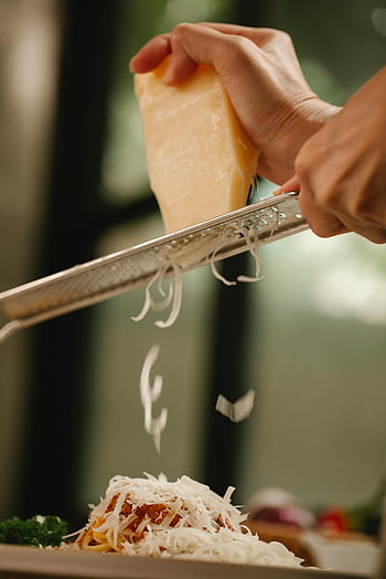 Chef Grating Cheese, špagety, Čerstvý sýr, kulinářské přípravy, strouhaný sýr, talíř špaget, ruční mřížka, lahodné špagety, struhadlo na sýr, těstoviny, fotografování potravin