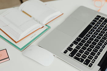 laptop, kalender, skrivebord, Moderne arbeidsområde, overhead view, Åpen planlegger, ryddig resepsjon, datamus, kontoroppsett, arbeidsplass, produktivitetsverktøy