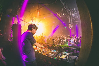 DJ, 나이트 클럽, 로스 앤젤레스, 활기찬 군중, 활기찬 비트, 눈부신 조명, 음악, 파티, 밤의 유흥, 턴테이블, 환대