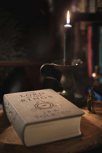 le Seigneur des Anneaux, réglage des chandelles, atmosphère confortable, surface en bois, livre, bougie, J.R.R. Tolkien, littérature fantastique, ambiance vintage, Nook de lecture, décor littéraire