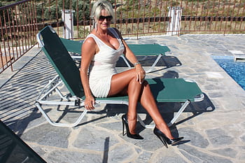 수영장가, 라운지 의자, 색안경, 하얀 드레스, 하이힐, 옥외 안뜰, 석재 바닥, 금속 난간, 맑은 날, 수영장 지역, 여자 편안한 여자