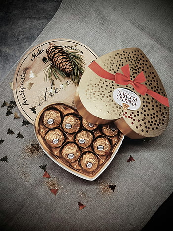 Ferrero Rocher, krabička ve tvaru srdce, zlaté čokolády, vánoční dárky, zvláštní příležitosti, detailní záběr, čokoláda box, Dárková krabička, Slavnostní balení, luxusní čokolády, čokolády ve tvaru srdce