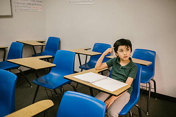 男の子、 座っている、 机、 寂しい、 教室、 思いやりのある、 一人で、 学生、 教育、 学校、 子