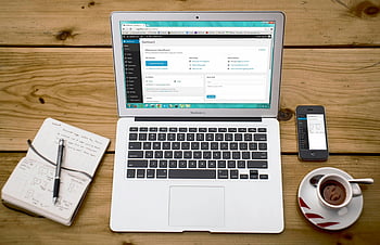 MacBook air, iPhone 4, šálek čaje, notebook, hnědý dřevěný povrch, Útulná domácí kancelář, Pracovní prostor produktivity, Nastavení notebooku, chytrý telefon, káva
