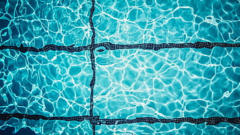 piscina, acqua turchese, linee di piastrelle, superficie luccicante, foto ravvicinata, Superficie della piscina, increspature dell'acqua, tessere piscina, piscina all'aperto, progettazione della piscina, fotografia in piscina