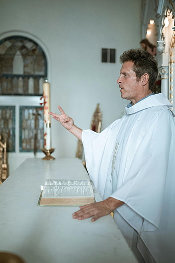 kněz, bílé roucho, kázání, otevřená bible, kostel, Bílý pult, náboženský ceremoniál, duchovní vůdce, náboženská postava, interiér kostela, bohoslužby