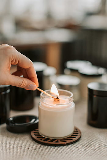 candela fatta a mano, candela di illuminazione, fiammifero, Atmosfera accogliente, mano ravvicinata, fiamma di candela, lume di candela, illuminazione calda, porta candele, impostazione interna, rilassamento