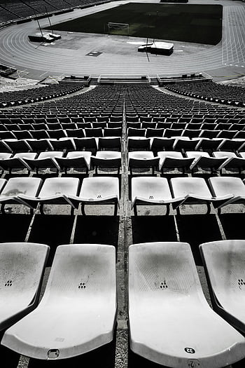 prázdná místa na stadionu, moderní běžecký stadion, Olympijský stadion v Barceloně, neobsazená místa na stadionu, pohled na pustý stadion, tratě a pole stadion, prázdný sportovní stadion, moderní design stadionu, Sedadla na olympijském stadionu, neobsazené sportovní hřiště, uspořádání sedadel na stadionu