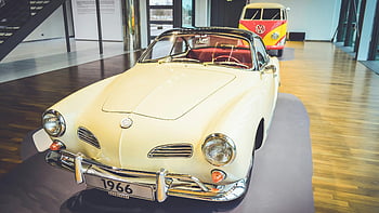vintage keltainen auto, 1966 Volkswagen, näyttelytilan näyttö, sisätilojen näyttely, kombi van, klassinen auto, vintage-ajoneuvo, auton museo, autoteollisuuden historia, retro-auto, sisäauton näyttely