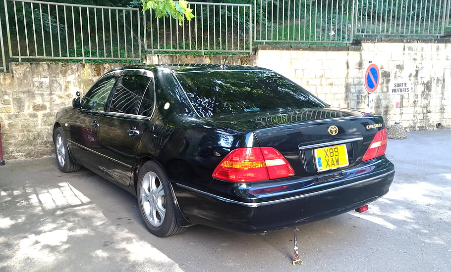 Toyota Celsior, 2000, v8, 4.3, 280 HP, Lucembursko, černé auto, zpětný pohled, poznávací značka, kamenná zeď, kovový plot