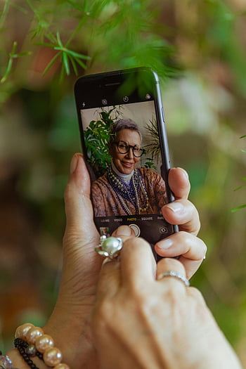 senior kvinna, tar selfie, utomhus, modern teknologi, personlighet, smartphone, Foto, händer, Smycken, natur, bakgrund
