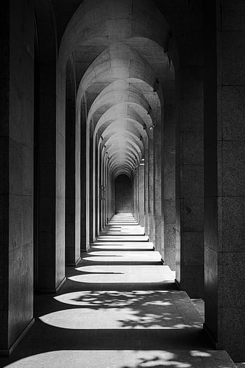 bianco e nero, corridoio vuoto, corridoio ad arco, ombre intricate, corridoio sereno, fotografia architettonica, monocromatico, ombre cinesi, lungo corridoio, archi di pietra, fotografia in bianco e nero