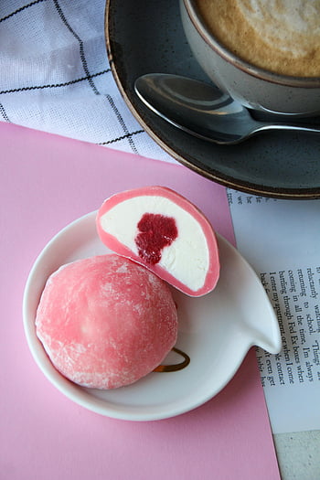 Japonský růžový rýžový koláč, jahodové mochi, růžové mochi, sladkost, cappuccino, dezert, Japonský dezert, Růžový dezert, Mochi dezert, japonské jídlo, Růžové jídlo