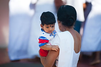 Jihoasijská matka, Držet chlapeček, venku Kandy, Srí Lanka, Kulturní oděv, náklonnost, Fotografie selektivního zaměření, žena drží dítě, tradiční oblečení, Rodinný okamžik, kulturní dědictví