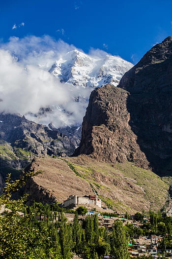 Altit Fort, majestátní hory, modrá obloha, hunza valley, Pákistán, mlhavé hory, scénické krajiny, Přírodní krásy, Historická pevnost, horský výhled, zakalené vrcholy