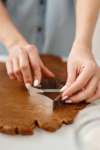 Ausstechform, Lebkuchen -Teig, Festliches Backen, Stern-Ausstecher, Nahaufnahme Hände, Backmomente, Lebkuchen Kekse, Keks machen, Feiertagsbacken, Teigschneiden, Festliche Kekse