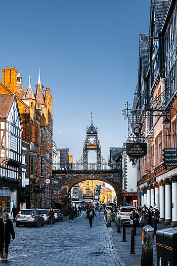 Chester, England, Eastgate Uhr, historische Straße, charmante Street View, Menschen gehen, historische Architektur, Touristenattraktion, Stadtbild, mittelalterliche Gebäude, Straßenszene