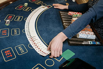 Prodejce kasina, hrací karty, herní stůl, bramborové hranolky, Vnitřní nastavení, Organizace karet, pokerový stůl, hazardních her, Kasinové žetony, Provoz karet, kasinové hry