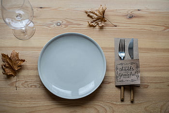 Nastavení stolu díkůvzdání, dřevěný stůl, podzimní listí, elegantní nádobí, nádobí, deska, Vidlička, nůž, sklenka, ubrousek, vděčné srdce