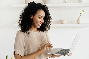 Frau mit Laptop, lächelnde Frau, modernes Büro zu Hause, freiberuflicher Lebensstil, Arbeiten am Laptop, Innenministerium, Laptop, freiberufliche Arbeit, Frau arbeitet, modernes Büro, Heimarbeitsplatz