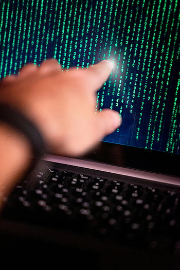 ruční směřování, obrazovka počítače, zářící kód, Technologická interakce, ukazování prstem, digitální rozhraní, maticový styl, zobrazení kódu, zapojení do technologií, interakce s počítačem, gesto rukou