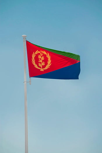 エリトリアの旗、 アスマラ、 エリトリア、 澄んだ青い空、 手を振る、 国旗、 エリトリアの国旗、 旗竿、 屋外のシーン、 アフリカの旗、 独立シンボル