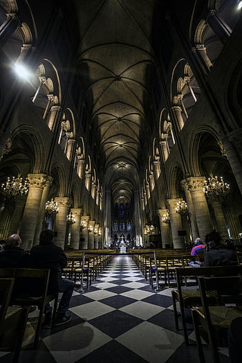Notre Dame, architettura gotica, interno della cattedrale, cappella ad arco, grandiosità storica, maestosa navata, pavimento a scacchi, architettura religiosa, PARTICA PARIGIO, interior design, lampadari