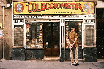 eski çizgi roman mağazası, Madrid, İspanya, El Koleksiyoncu, pencere alışverişi, Çizgiromanlar, Vitrin, dışarıdaki adam, retro mağaza, çizgi roman dükkanı, avrupa şehri, sokak sahnesi