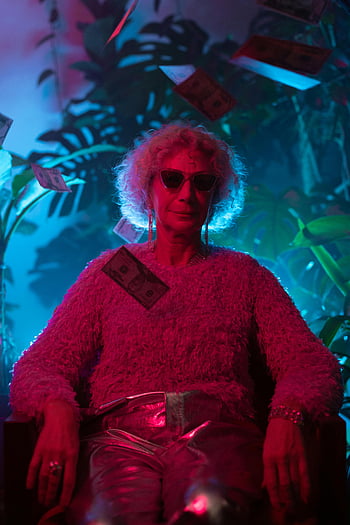 I soldi che cadono, donna senior, occhiali da sole, luci al neon, Cassa in caduta, Vestito alla moda, illuminazione rossa, sfondo vegetale, stile di vita di lusso, pioggia di soldi, colori vibranti