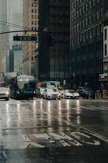 New York, Manhattan, giorno di pioggia, vita di città, architettura, macchine, autobus, vista stradale, traffico, W 38 st, paesaggio urbano