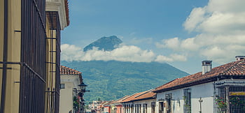antigua guatemala, okouzlující ulice, sopka pohled, jasné modré nebe, panoráma města, zatažená obloha, historické budovy, cíl cesty, Střední Amerika, scénické krajiny, kulturní dědictví