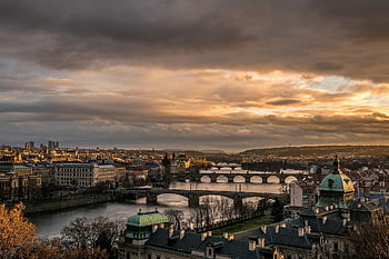 Praha, panoráma města, mosty, Česká republika, architektura, západ slunce, Karlův most, město, mraky, dramatická obloha, Evropa