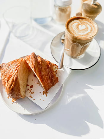 Croissant, Cappuccino, Frisch gebraut, Einladungseinstellung, warmes Croissant, Kaffee, Frühstück, Latte Art, Herzform, Morgen, Cafe