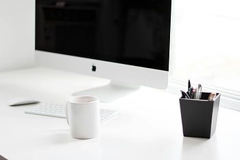 bílý imac, jablko magická klávesnice, Minimalistický pracovní stůl, stolní počítač, hrnek na kávu, kancelářské potřeby, bílý stůl, Držák černého pera, bílý hrnek, bílá klávesnice, Bílý monitor