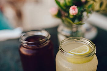 čiré skleněné zedníky, plátek citronu, koktejl, osvěžující citrusové nápoje, mason sklenice, květiny pozadí, detail, Citrusové nápoje, Mason Jar pije, citrón koktejl, Osvěžující nápoje