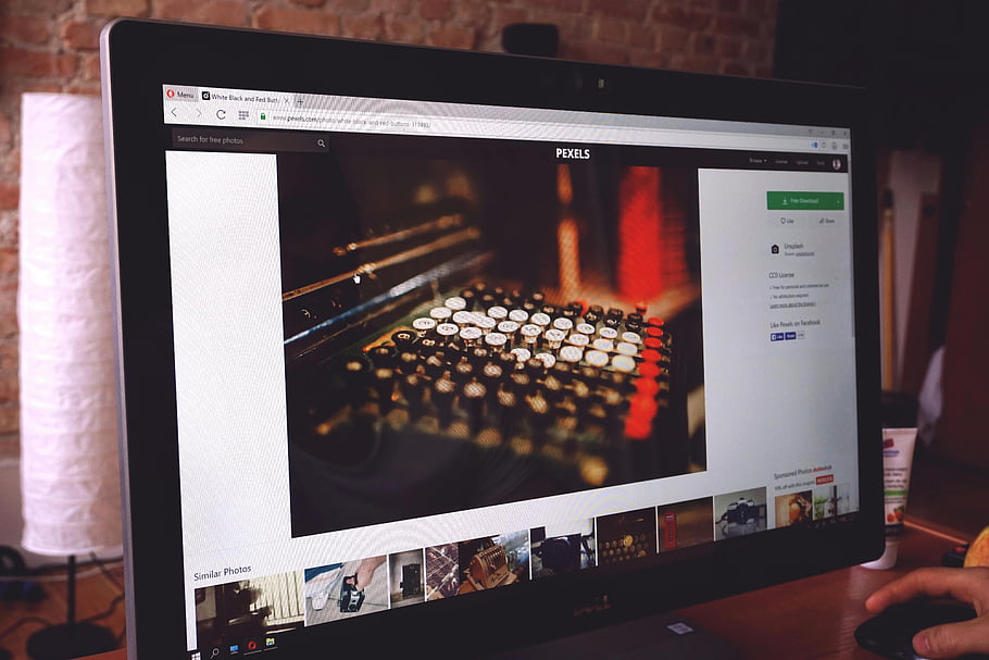 Computerbildschirm, Vintage Schreibmaschine, moderne Schreibtischeinrichtung, Arbeitsumgebung, Computer Tastatur, Nahansicht, Bild anzeigen, Schreibtisch-Setup, Schreibmaschine Bild, Computer-Bildschirm, Vintage -Tastatur