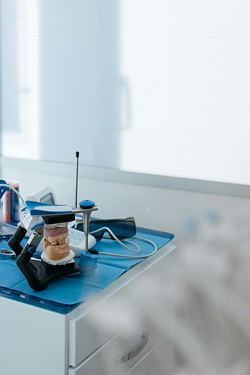 chrup, stomatologické vybavení, dentální nástroje, pracovní stůl v klinice, profesionální stomatologické nástroje, zubní modely, zubní klinika, zubařský pracovní stůl, Nastavení zubů, zubní přístroje