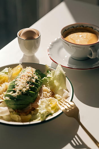 고급 아침 식사, 커피, 아보카도 샐러드, 영양가 있는 아침 식사, 맛있는 아침 식사, 아침 식사 설정, 건강한 아침 식사, 커피와 함께 아침 식사, 아보카도 요리, 모닝 커피, 아침 샐러드