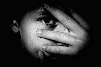 mirar furtivamente, ojo, niño, en blanco y negro, dedos, mano, reloj, persona, bebé, adolescente, joven