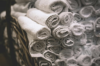serviettes blanches, serviettes soigneusement roulées, panier tressé, serviettes de spa, serviettes de salle de bain, textile blanc, pile de serviettes, serviettes blanches roulées, Spa, salle de bain, Lot de serviette blanche