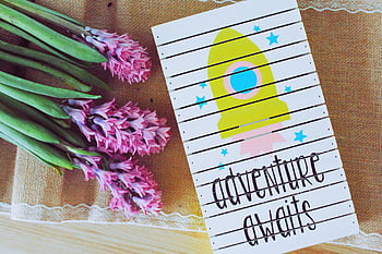 l'aventure attend, illustration de fusée, Fleurs pourpres, fleurs de jacinthe, carte, étoiles, art de motivation, arrangement floral, design créatif, citation inspirante, art décoratif