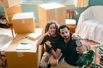 Multietnisk par, tar selfie, smarttelefon, haug med bokser, flyttebokser, nytt hjem, munter par, Multi-Word vilkår, flyttedag, hjemmedekorasjon, Pakk ut bokser