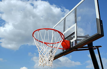 Basketballkorb, Rückwand, Outdoor-Sportarten, klarer blauer Himmel, Sportausrüstung, Basketball-Netz, Basketball im Freien, Sportfotografie, Basketball Platz, Freizeitsport, Sport & Erholung