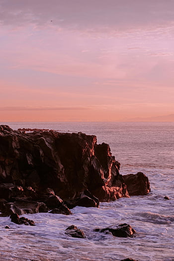 hnědý skalní útvar, moře, Robustní útesy, růžový západ slunce, Serene Seascape, pohled na oceán, pobřežní krajiny, přírodní scenérie, nebe, skalnaté pobřeží, pláž skály