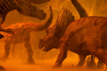 mainan dinosaurus, fotografi tinta, jeruk berasap, Adegan prasejarah, merapatkan, dramatis, pengaturan oranye, suasana prasejarah, Figur Dinosaurus, pencahayaan yang dramatis