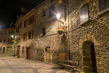 kamenné budovy, pouliční osvětlení, Noční osvětlení, Benasque Španělsko, Okouzlující scéna, venkovní lampa, noční scénu, Rustikální architektura, ulice, teplé osvětlení, Důkařská cesta