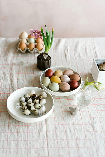Telur Paskah, telur berwarna-warni, piring keramik putih, dekorasi musim semi, elemen alam, pengaturan meja, telur puyuh, telur yang dicat, karangan bunga, meja paskah, Pengaturan Meja Musim Semi